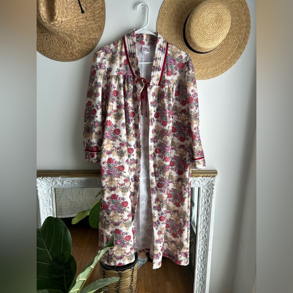 True Vintage Flannel Floral Long Robe with Red Accents Sz 8-10